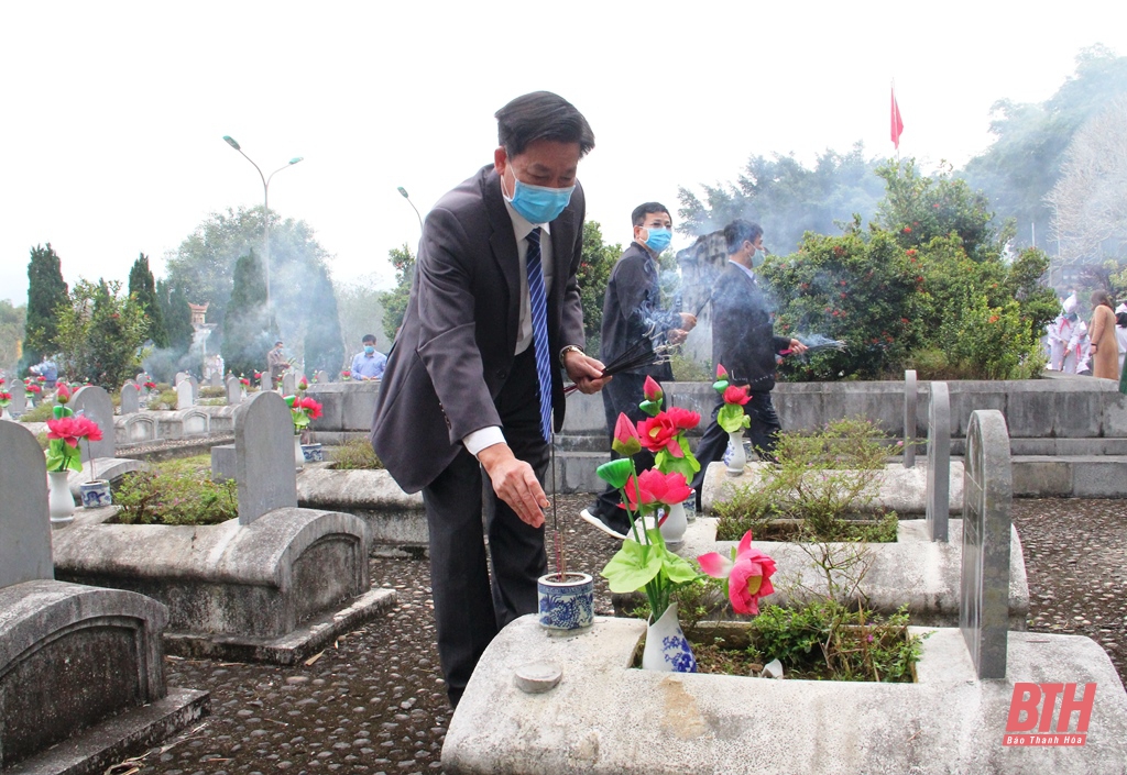 Phó Bí thư Tỉnh ủy Trịnh Tuấn Sinh viếng Nghĩa trang liệt sỹ Quốc tế Đồng Tâm; kiểm tra tình hình sản xuất và đời sống Nhân dân huyện Bá Thước