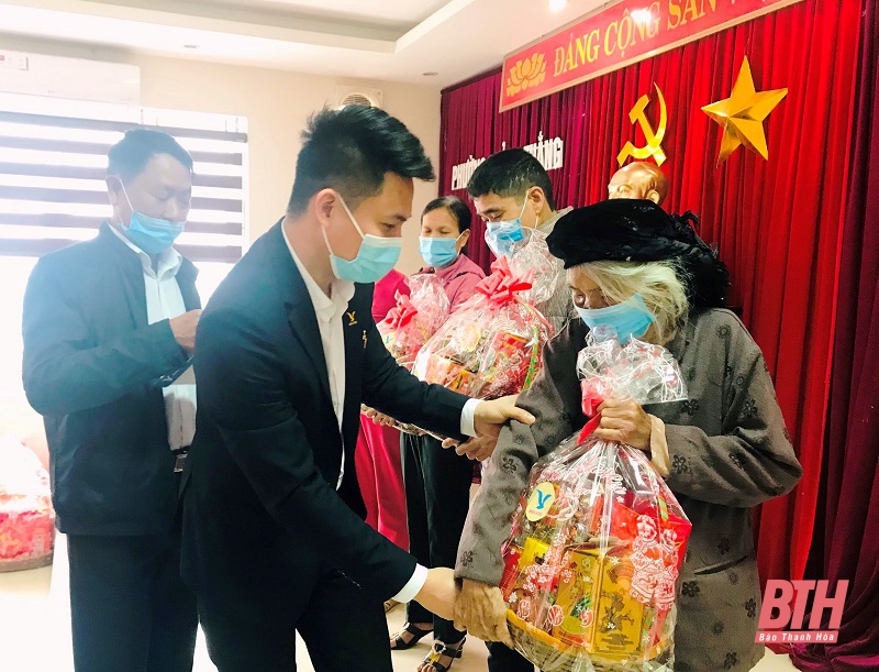 Trung tâm xét nghiệm Medlatec Thanh Hoá tặng quà cho gia đình có hoàn cảnh khó khăn