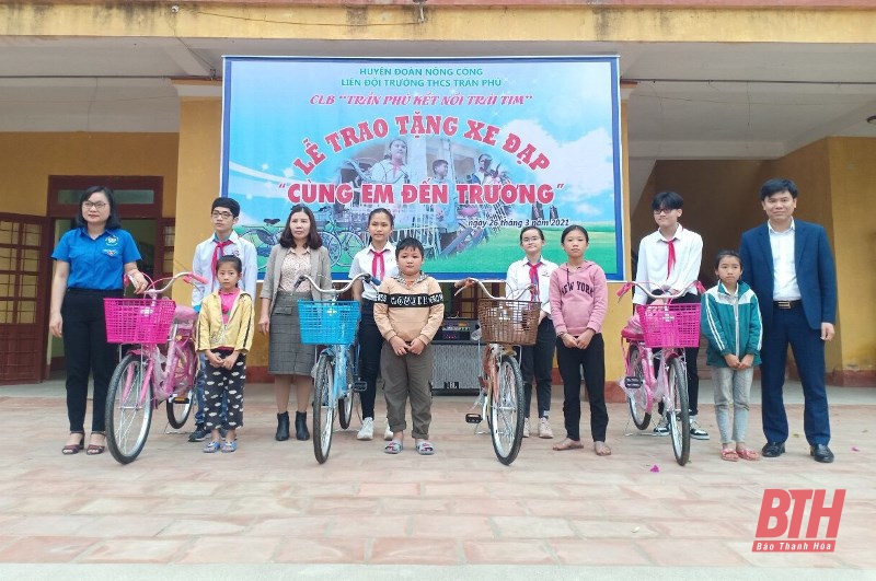 Trao 7 chiếc xe đạp và quà cho học sinh khó khăn