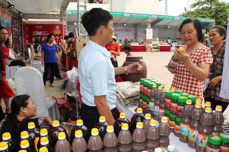Trưng bày sản phẩm OCOP nhân dịp khai trương mùa du lịch Sầm Sơn