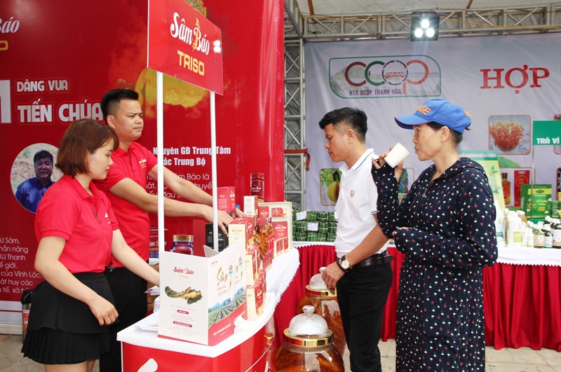Trưng bày sản phẩm OCOP nhân dịp khai trương mùa du lịch Sầm Sơn