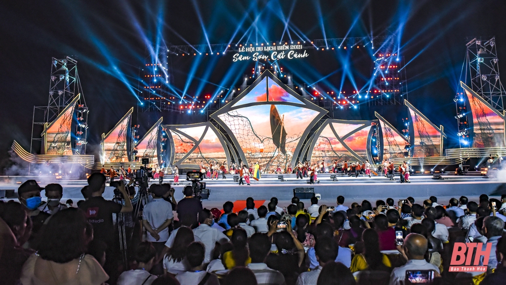 Hàng vạn người dân và du khách dự Khai mạc Lễ hội du lịch biển Sầm Sơn 2021