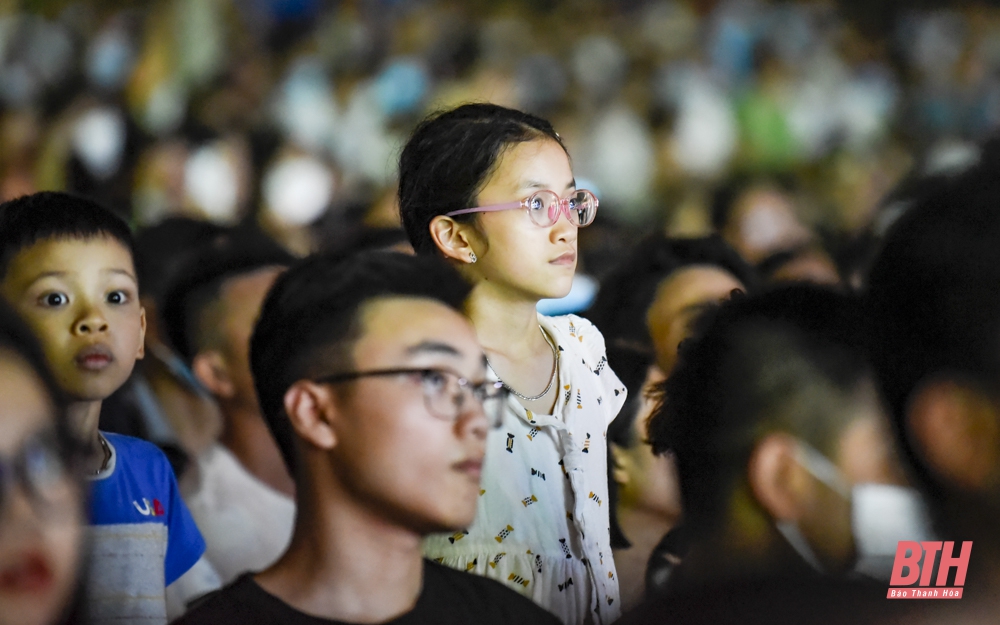 Hàng vạn người dân và du khách dự Khai mạc Lễ hội du lịch biển Sầm Sơn 2021
