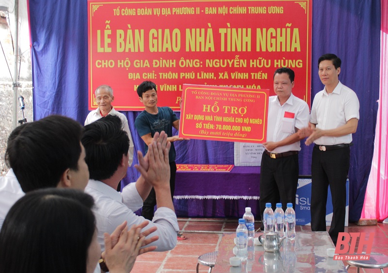 Tổ Công đoàn Vụ Địa phương 2 Ban Nội chính Trung ương bàn giao nhà tình nghĩa tại huyện Vĩnh Lộc
