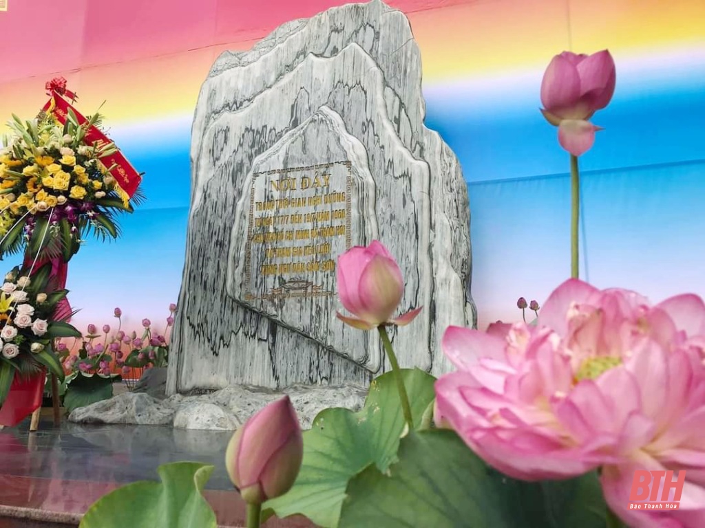 Lãnh đạo, nhân dân TP Sầm Sơn dâng hoa, dâng hương tưởng niệm Chủ tịch Hồ Chí Minh
