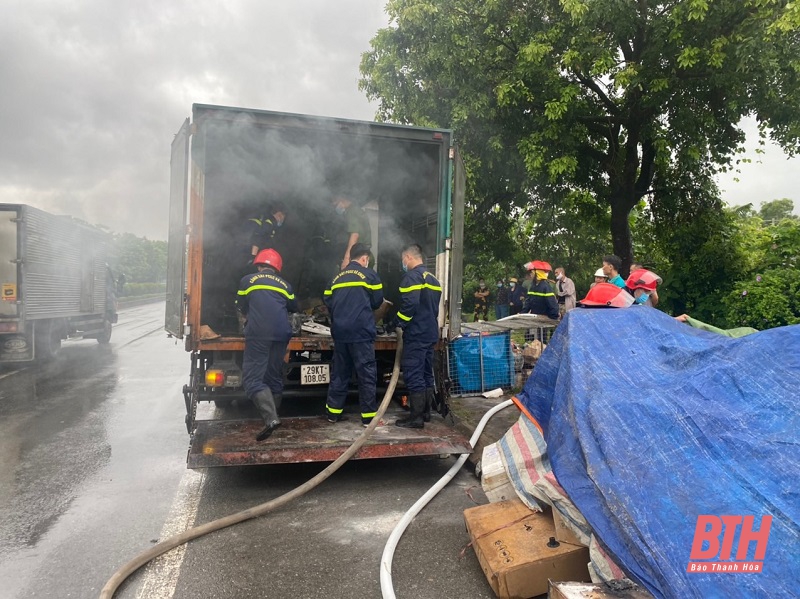Hàng chục lính cứu hỏa kịp thời chữa cháy xe chở bưu phẩm