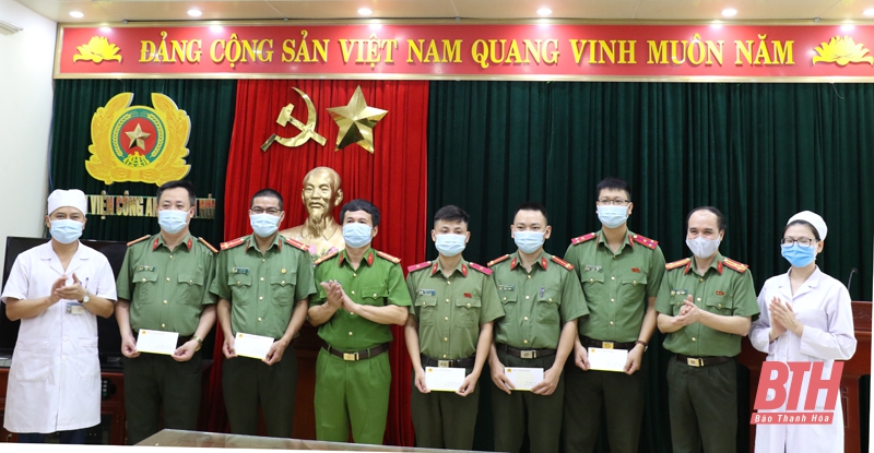 Tặng quà CBCS Bệnh viện Công an tỉnh nhận nhiệm vụ chi viện phòng, chống dịch COVID-19 tại TP Hồ Chí Minh