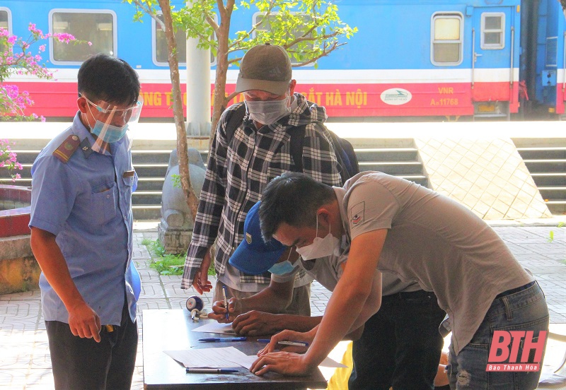 Test nhanh SARS-CoV-2 cho hành khách tại Ga Thanh Hóa