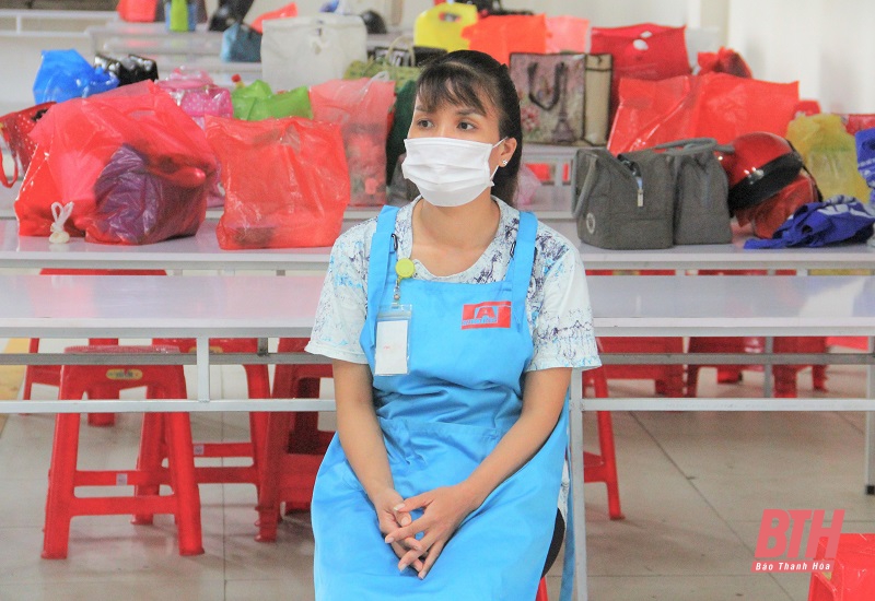 Test nhanh SARS-CoV-2 cho gần 300 công nhân Khu Công nghiệp Đình Hương - Tây Bắc Ga