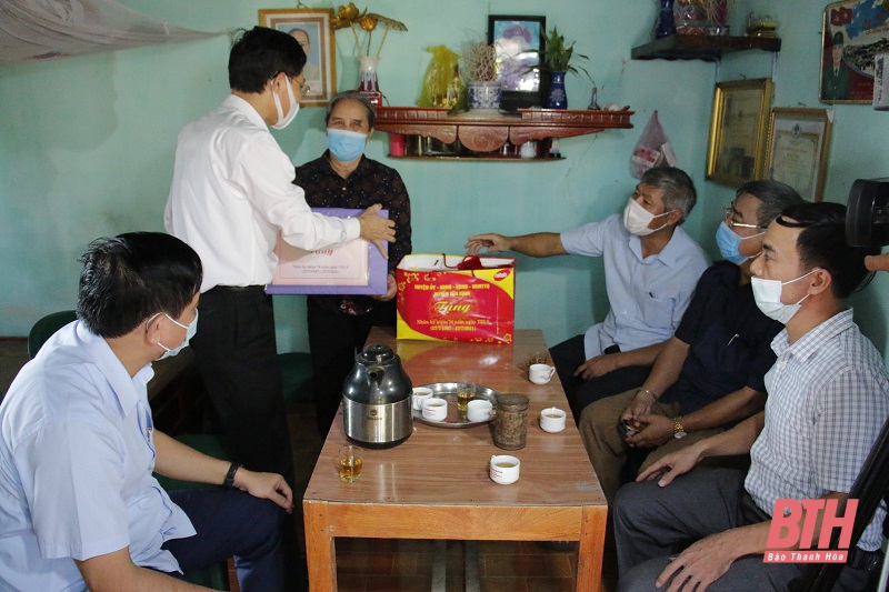 Phó Chủ tịch UBND tỉnh Đầu Thanh Tùng thăm, tặng quà gia đình chính sách tại huyện Yên Định
