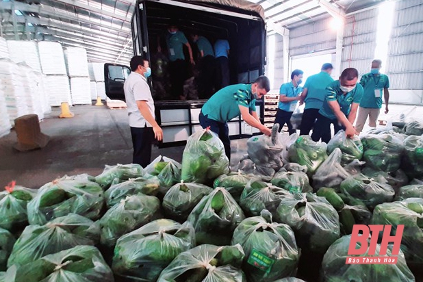 Những chuyến hàng chở theo tình cảm của nhân dân Thanh Hóa đang đến cảng Nghi Sơn, để vận chuyển vào TP HCM