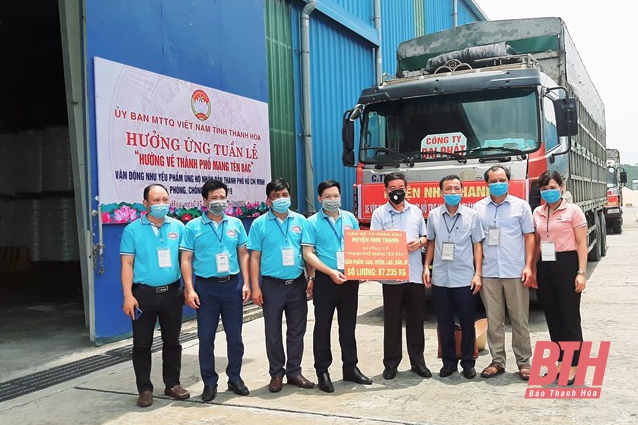 Những chuyến hàng chở theo tình cảm của nhân dân Thanh Hóa đang đến cảng Nghi Sơn, để vận chuyển vào TP HCM