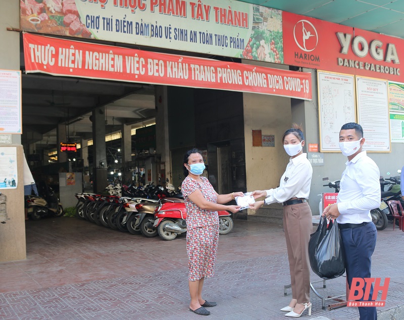 AMS trao tặng khẩu trang cho người dân trên địa bàn thành phố Thanh Hóa