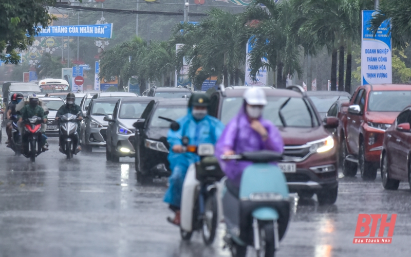 TP Thanh Hóa mưa, giao thông ùn tắc giờ cao điểm