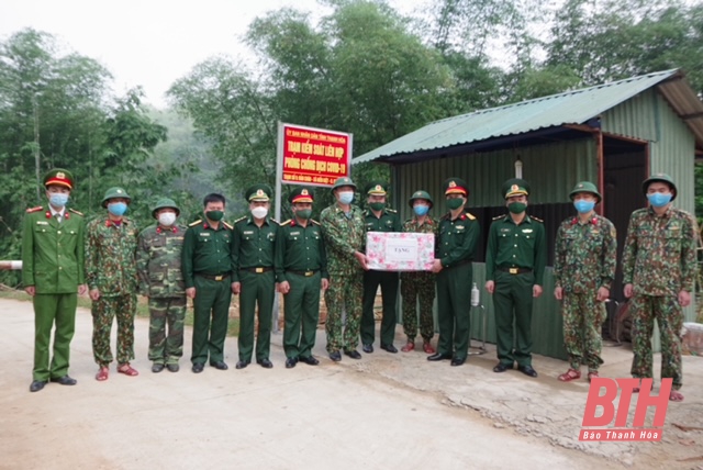 Chính ủy Bộ CHQS tỉnh thăm và tặng quà các chốt phòng, chống dịch COVID-19 tại huyện Mường Lát, Quan Hóa