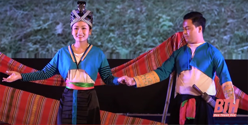Độc đáo trang phục truyền thống của dân tộc Mông trắng
