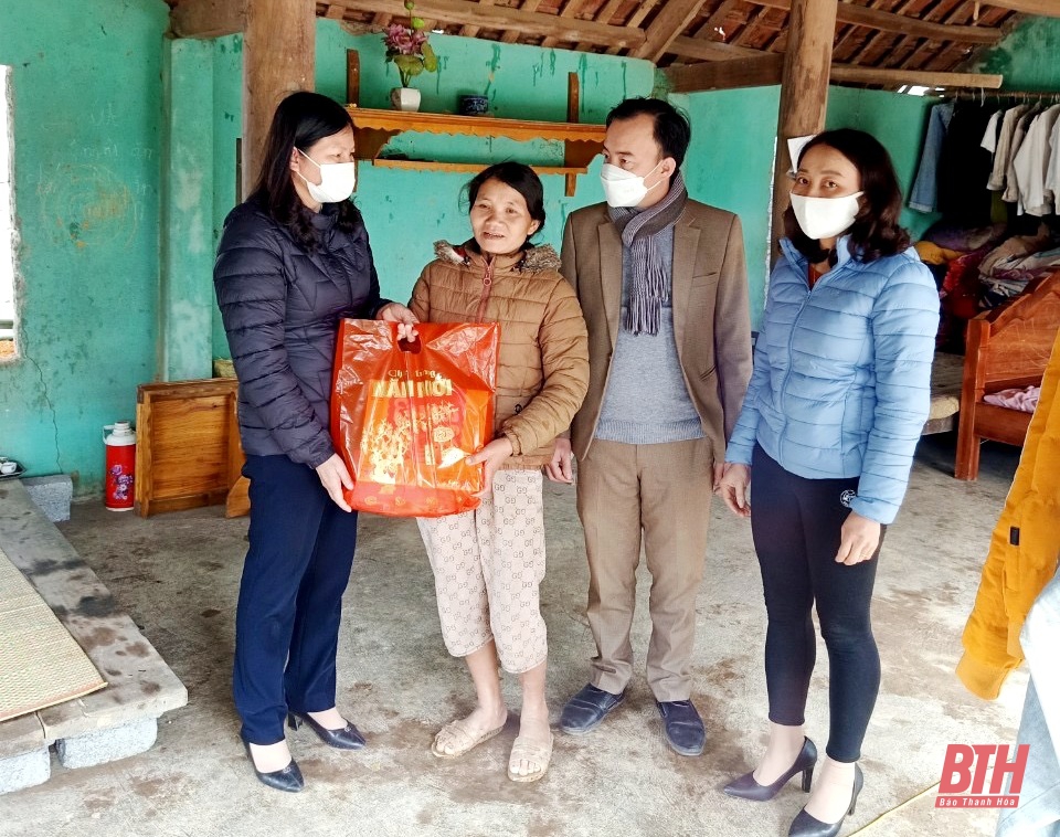 Hội Nông dân huyện Như Xuân tặng quà cho hội viên, nông dân có hoàn cảnh khó khăn.