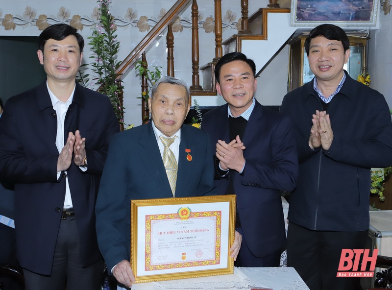 Bí thư Tỉnh ủy Đỗ Trọng Hưng trao Huy hiệu 75 năm tuổi Đảng cho đồng chí Nguyễn Đình Tụ