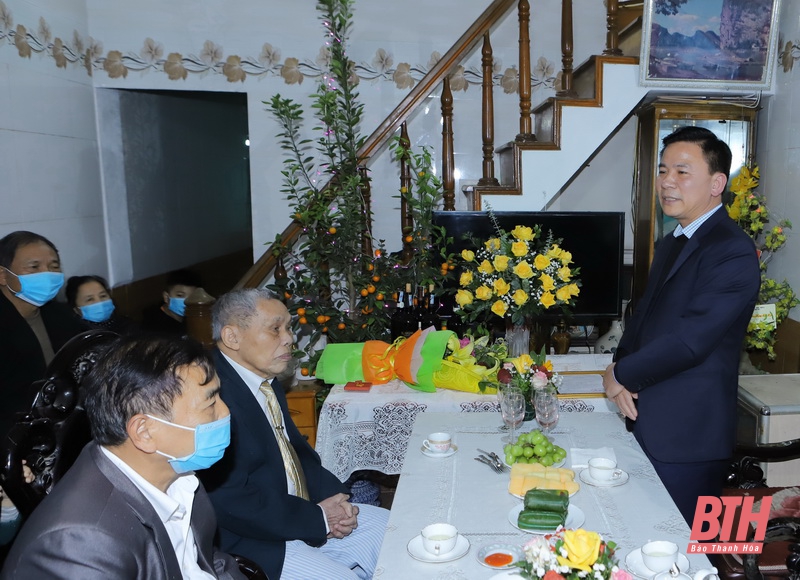 Bí thư Tỉnh ủy Đỗ Trọng Hưng trao Huy hiệu 75 năm tuổi Đảng cho đồng chí Nguyễn Đình Tụ