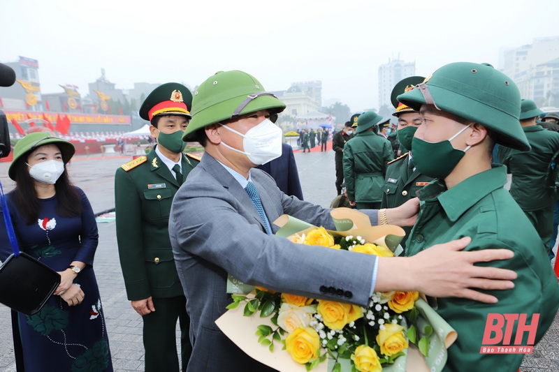 Bí thư Tỉnh ủy Đỗ Trọng Hưng dự lễ giao nhận quân, động viên thanh niên TP Thanh Hóa lên đường nhập ngũ