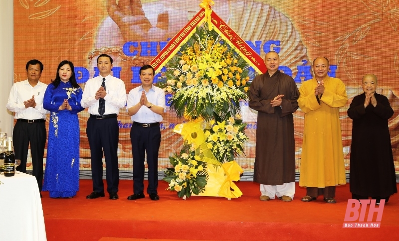 Các đồng chí lãnh đạo tỉnh gặp mặt chức sắc, chức việc Phật giáo nhân Đại lễ Phật Đản