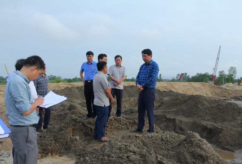 Phó Chủ tịch UBND tỉnh Lê Đức Giang chỉ đạo dừng hoạt động 3 bãi tập kết cát chưa bảo đảm các quy định