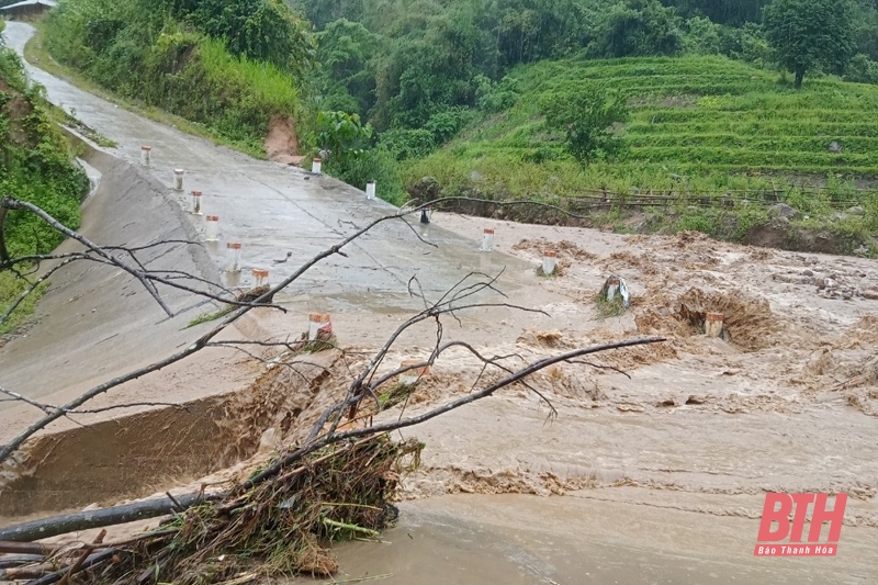 Mường Lát sơ tán dân khẩn cấp vì mưa lớn gây sạt lở đất
