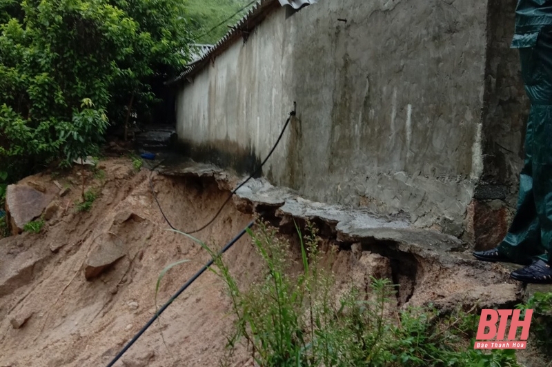 Mường Lát sơ tán dân khẩn cấp vì mưa lớn gây sạt lở đất
