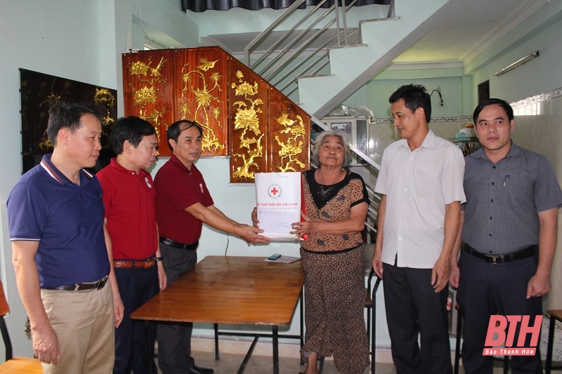 Trao quà của Trung ương Hội Chữ thập đỏ cho các gia đình chính sách