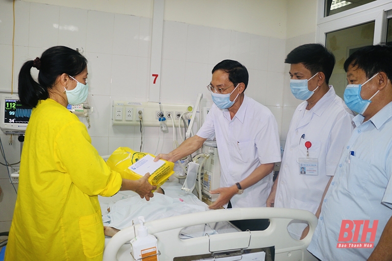 Phó Chủ tịch UBND tỉnh Đầu Thanh Tùng thăm, tặng quà Trung thu cho bệnh nhân nhi