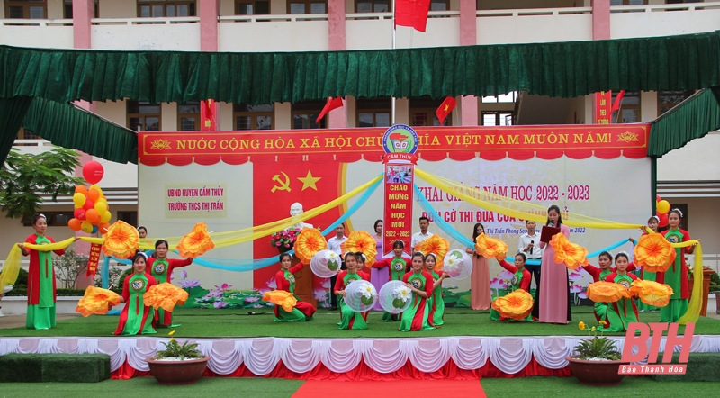 Phó Chủ tịch UBND tỉnh Đầu Thanh Tùng dự Lễ khai giảng năm học mới và đón nhận Cờ thi đua của Thủ tướng Chính phủ tại Trường THCS thị trấn Cẩm Thủy 