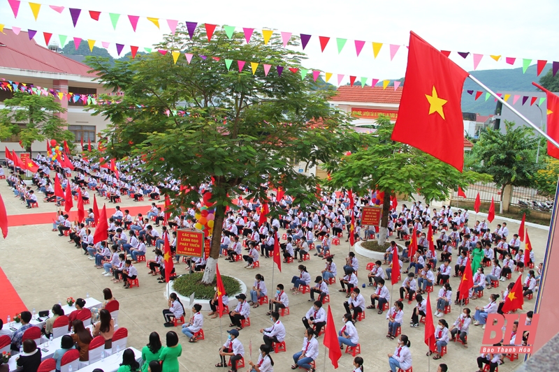Phó Chủ tịch UBND tỉnh Đầu Thanh Tùng dự Lễ khai giảng năm học mới và đón nhận Cờ thi đua của Thủ tướng Chính phủ tại Trường THCS thị trấn Cẩm Thủy 