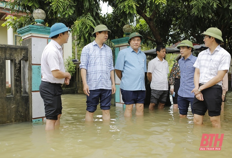 Phó Chủ tịch UBND tỉnh Lê Đức Giang kiểm tra công tác ứng phó mưa lũ và vận hành xả lũ ở hồ Yên Mỹ, hồ Sông Mực