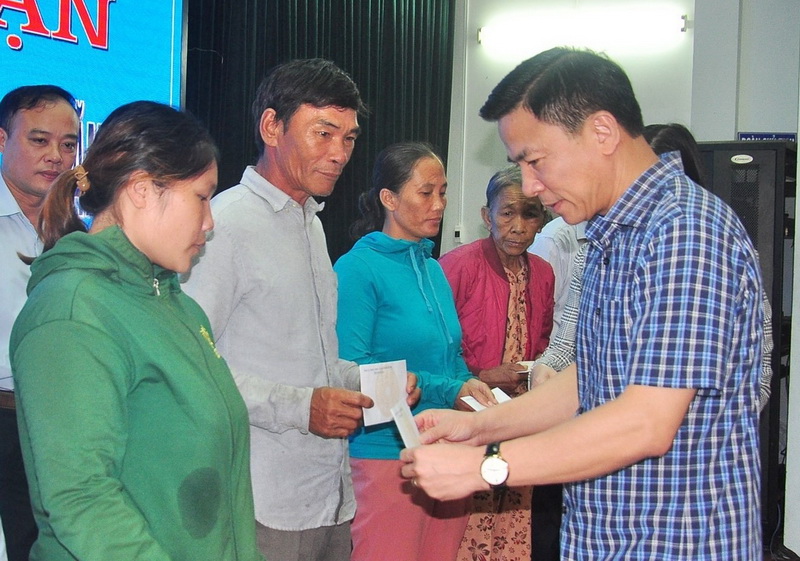 Bí thư Tỉnh ủy Đỗ Trọng Hưng đến thăm, tặng quà hỗ trợ các gia đình bị ảnh hưởng do bão, lụt tại TP Đà Nẵng và tỉnh Quảng Nam