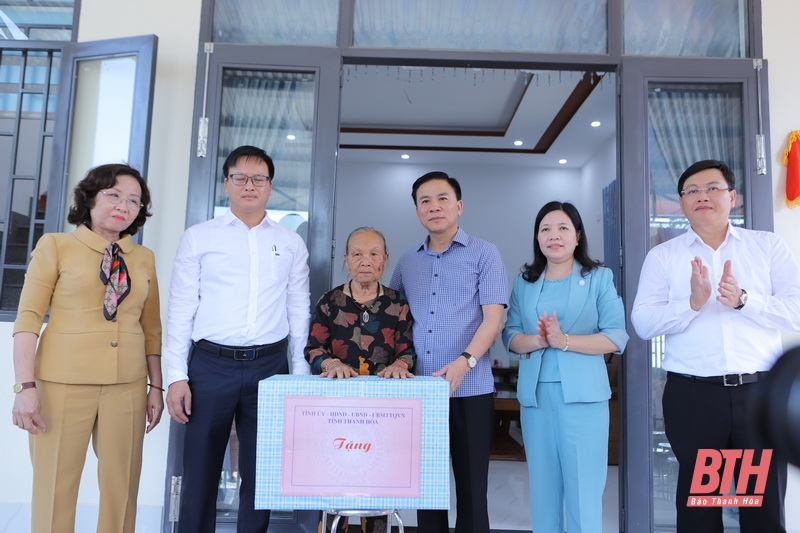 Bí thư Tỉnh ủy Thanh Hóa Đỗ Trọng Hưng thăm, tặng quà hỗ trợ TP Đà Nẵng khắc phục hậu quả bão lụt