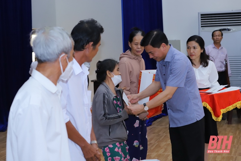 Bí thư Tỉnh ủy Thanh Hóa Đỗ Trọng Hưng thăm, tặng quà hỗ trợ TP Đà Nẵng khắc phục hậu quả bão lụt
