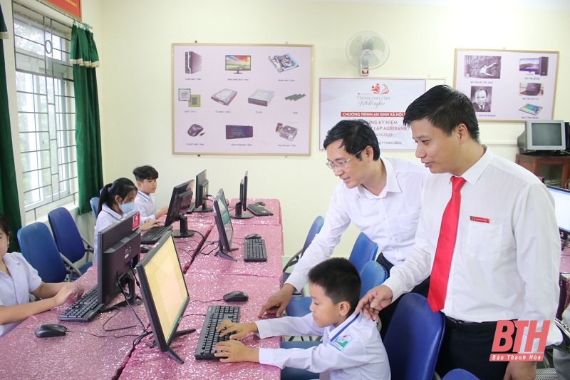 Agribank Bắc Thanh Hóa tặng máy tính chương trình “Thêm con chữ, bớt đói nghèo”