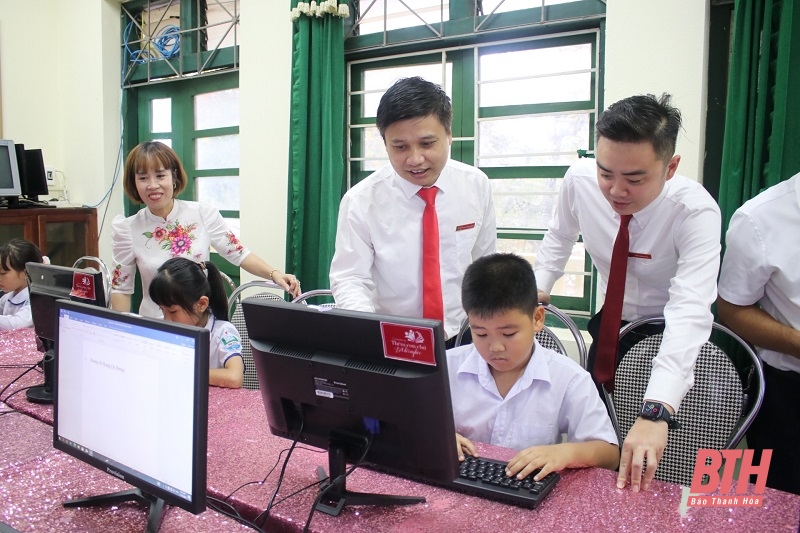 Agribank Bắc Thanh Hóa tặng máy tính chương trình “Thêm con chữ, bớt đói nghèo”
