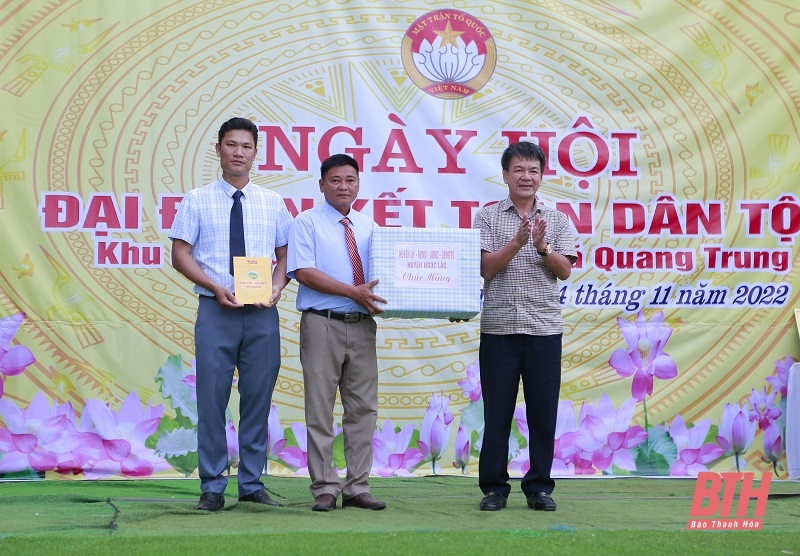 Giám đốc Công an tỉnh Trần Phú Hà dự ngày hội Đại đoàn kết toàn dân tộc tại thôn Lưu Phúc