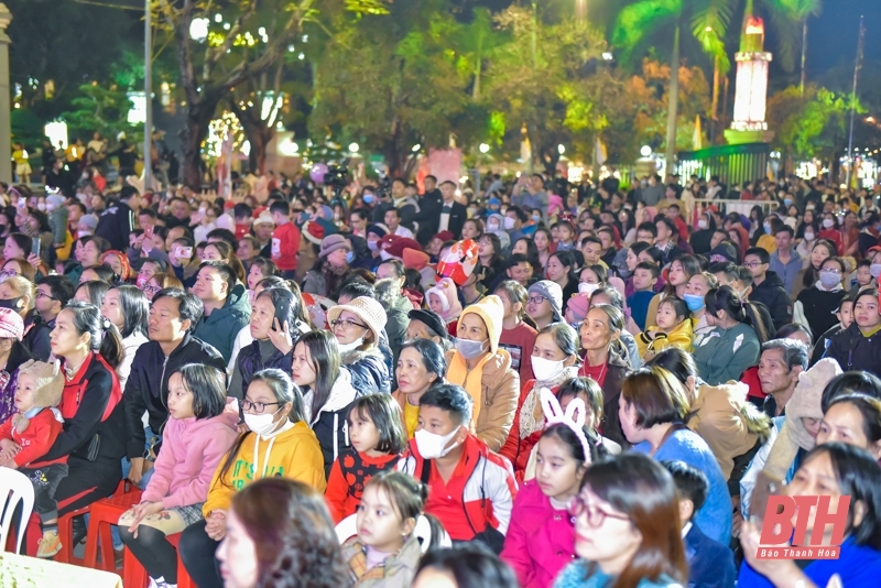 Hàng nghìn người đón Giáng sinh tại TP Thanh Hóa