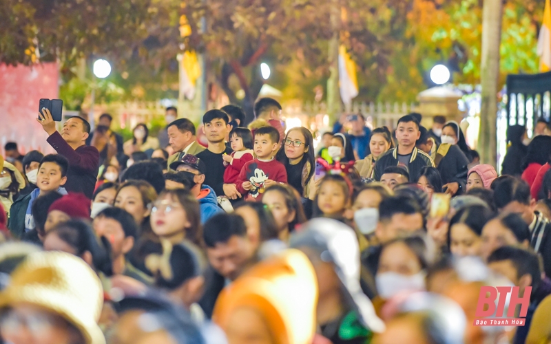 Hàng nghìn người đón Giáng sinh tại TP Thanh Hóa