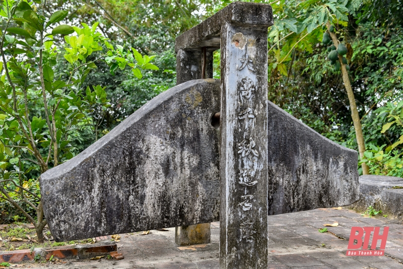 Khánh đá cổ tiếng vang như chuông đồng trong ngôi chùa nghìn năm tuổi ở xứ Thanh