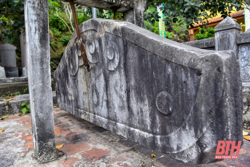 Khánh đá cổ tiếng vang như chuông đồng trong ngôi chùa nghìn năm tuổi ở xứ Thanh