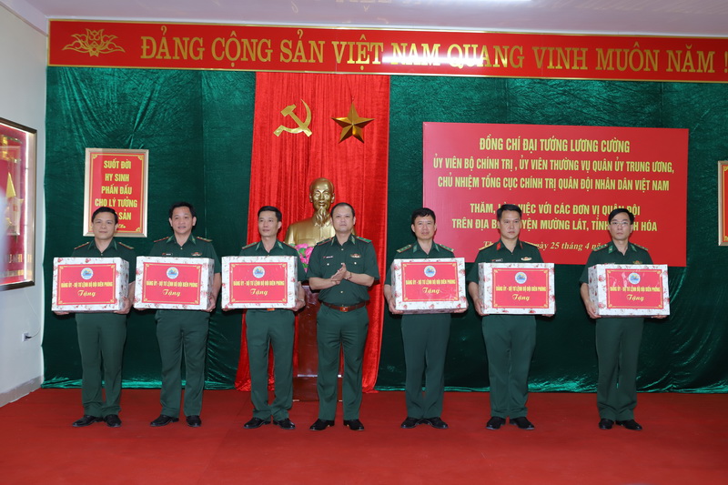 Đại tướng Lương Cường thăm, làm việc, tặng quà các đơn vị Quân đội trên tuyến biên giới huyện Mường Lát