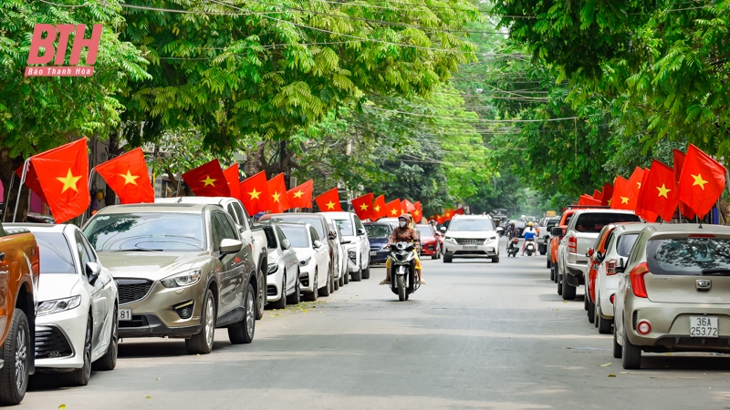 Đường phố Thanh Hóa rực rỡ cờ hoa chào mừng 30-4, 1-5