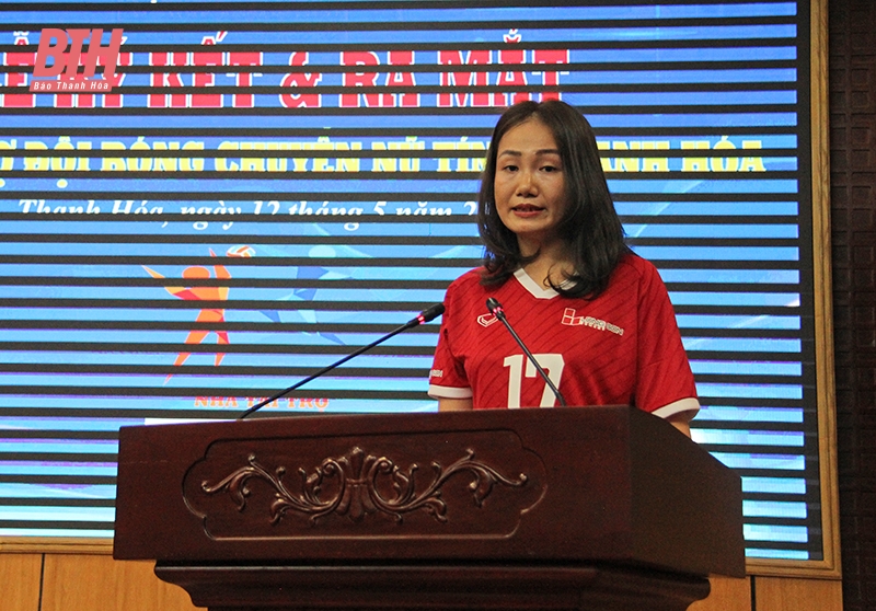 Các đồng chí lãnh đạo tỉnh dự lễ ký kết và ra mắt nhà tài trợ cho đội bóng chuyền nữ Thanh Hóa