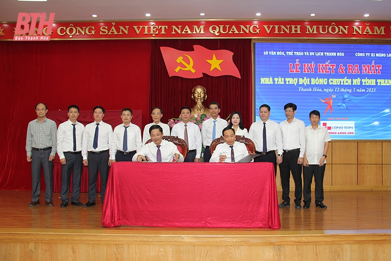 Các đồng chí lãnh đạo tỉnh dự lễ ký kết và ra mắt nhà tài trợ cho đội bóng chuyền nữ Thanh Hóa