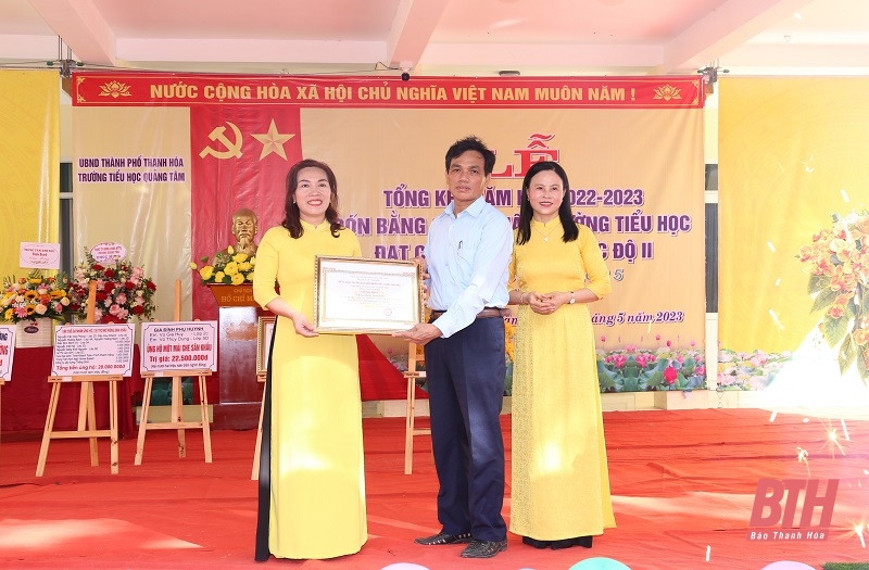Trường Tiểu học Quảng Tâm đón Bằng công nhận trường đạt chuẩn Quốc gia mức độ 2