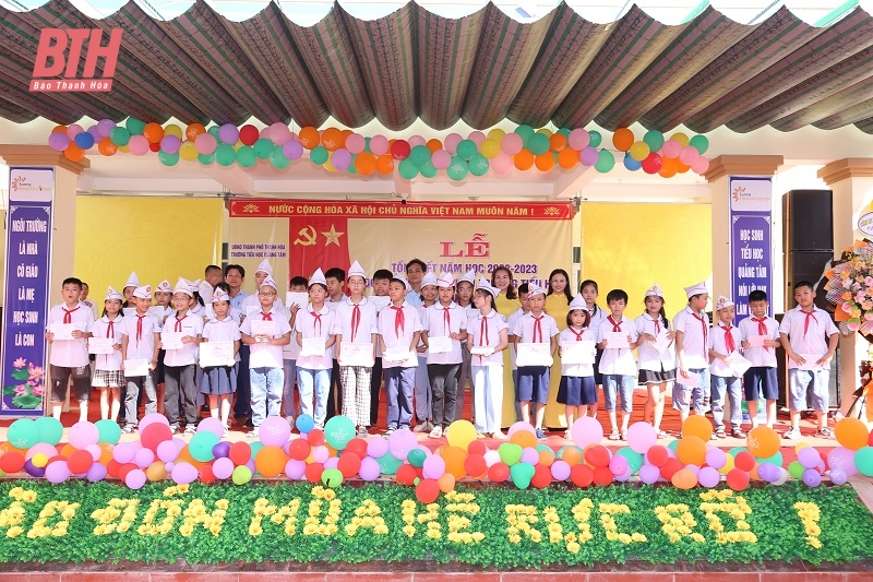 Trường Tiểu học Quảng Tâm đón Bằng công nhận trường đạt chuẩn Quốc gia mức độ 2