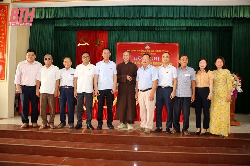Phó Bí thư Tỉnh ủy Trịnh Tuấn Sinh cùng các đại biểu HĐND tỉnh tiếp xúc cử tri TP Sầm Sơn